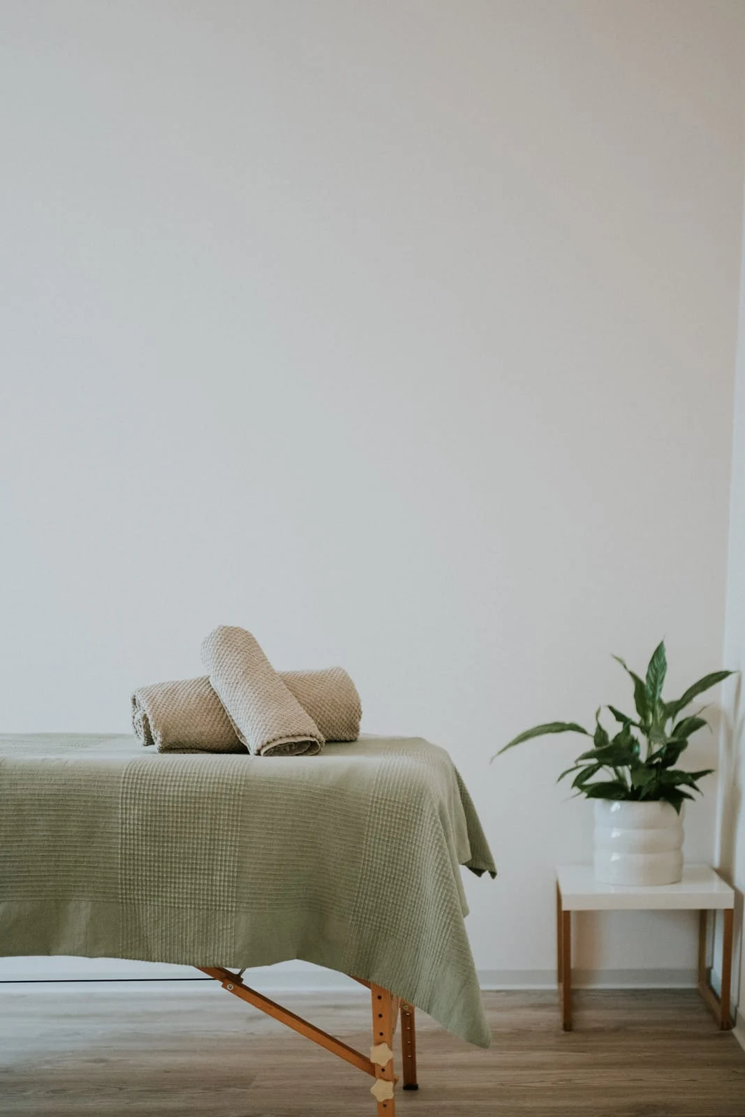 La table de massage du cabinet MOON, linge vert sauge