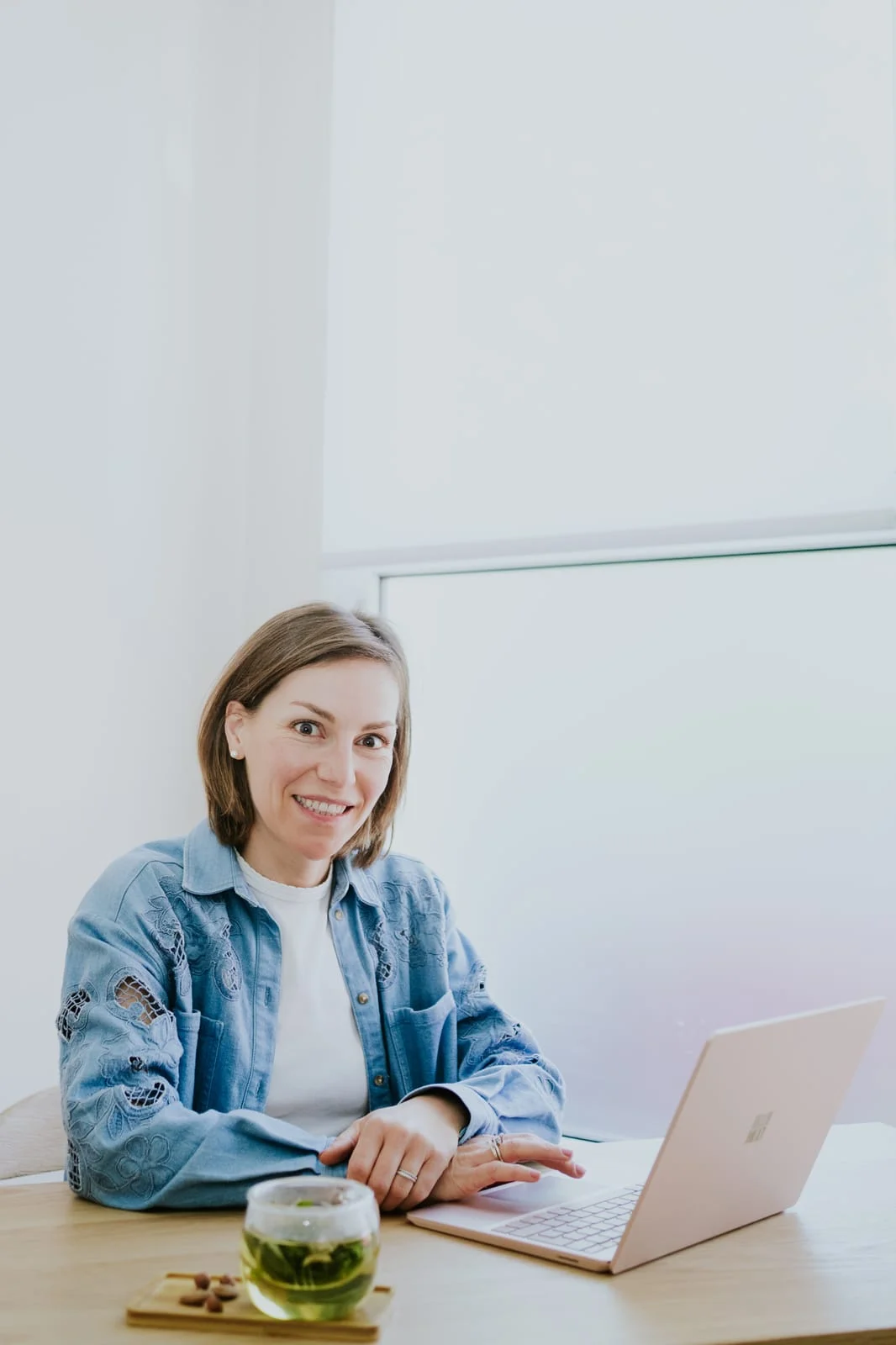Aude à son bureau, à l'écoute