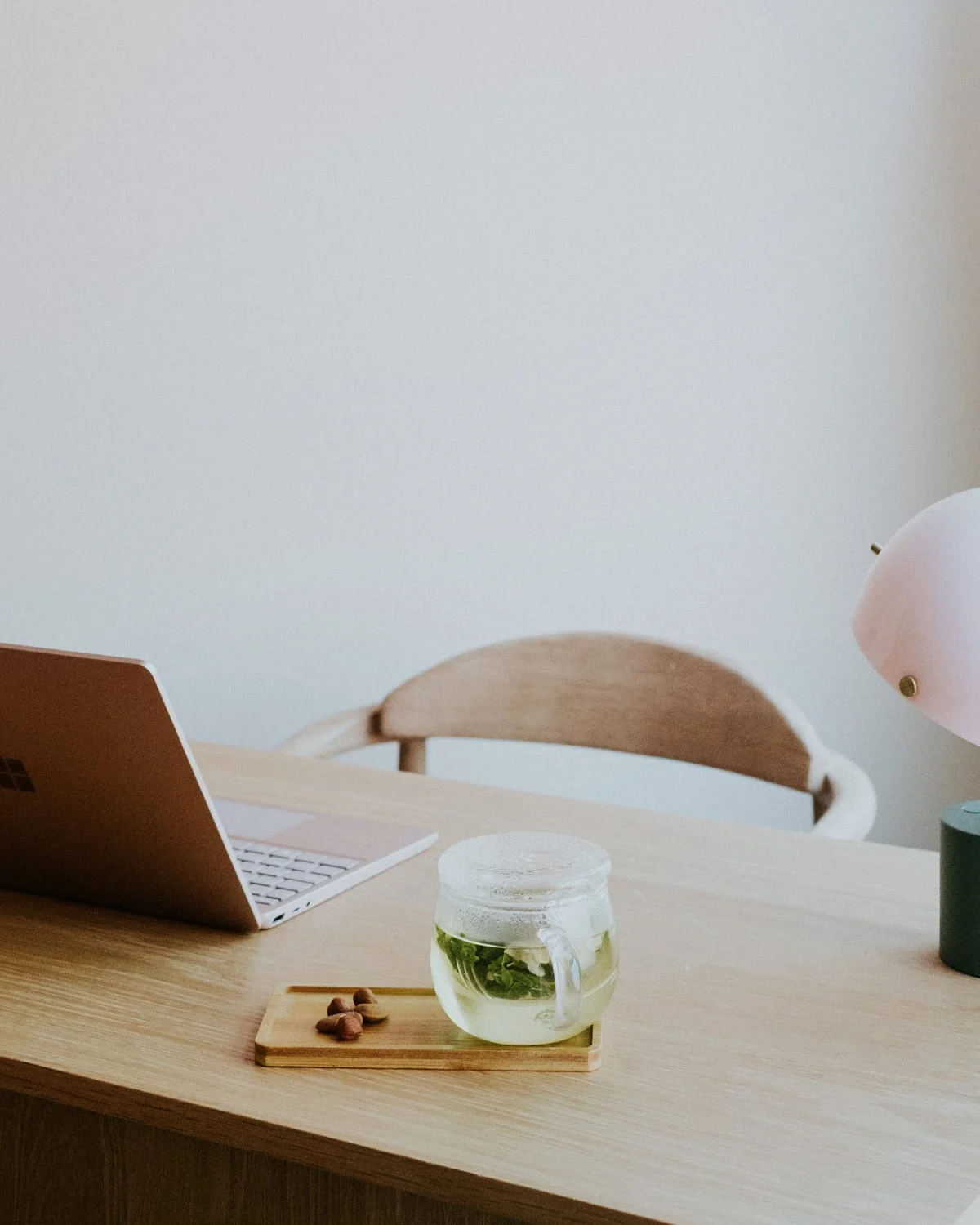 Une tasse d’infusion à la menthe sur le bureau