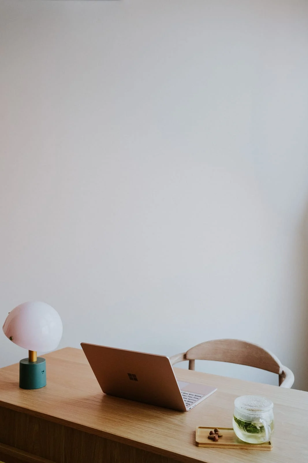 Infusion et lampe rose sur le bureau